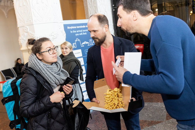 Pauliaus Peleckio / BNS nuotr./Filmo „ReEmigrantai“ komanda pasitinka grįžtančius oro uoste