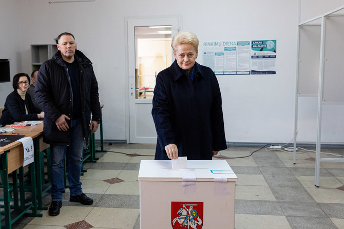 Pauliaus Peleckio / BNS nuotr./Dalia Grybauskaitė balsavo antrajame savivaldos rinkimų ture