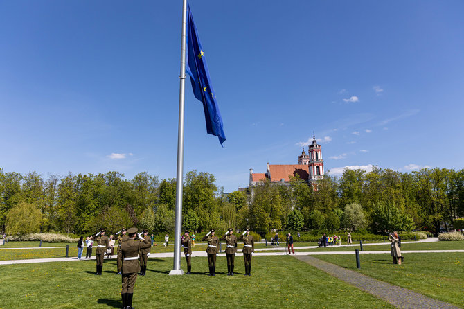 Pauliaus Peleckio / BNS nuotr./Iškilminga Europos Sąjungos vėliavos pakėlimo ceremonija Lukiškių aikštėje