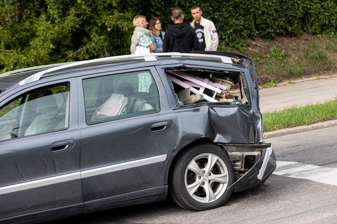 Pauliaus Peleckio / BNS nuotr./Į galą taranuotas „Volvo V70“ universalas