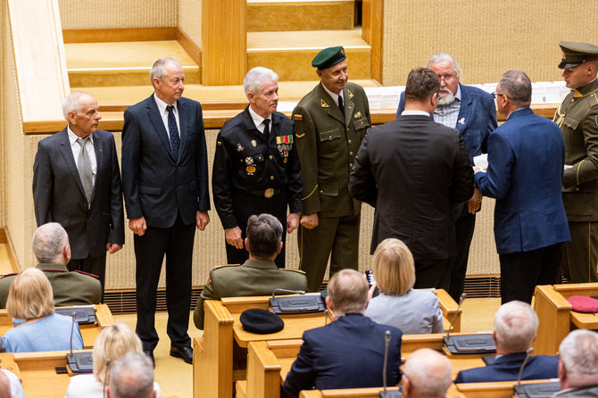 Pauliaus Peleckio / BNS nuotr./Lietuvos laisvės gynėjo pažymėjimų ir ženklelių įteikimas Seime