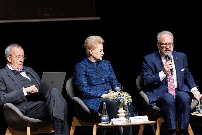 Pauliaus Peleckio / BNS nuotr./Iš kairės: Toomas Hendrikas Ilvesas, Dalia Grybauskaitė ir Egilis Levitas