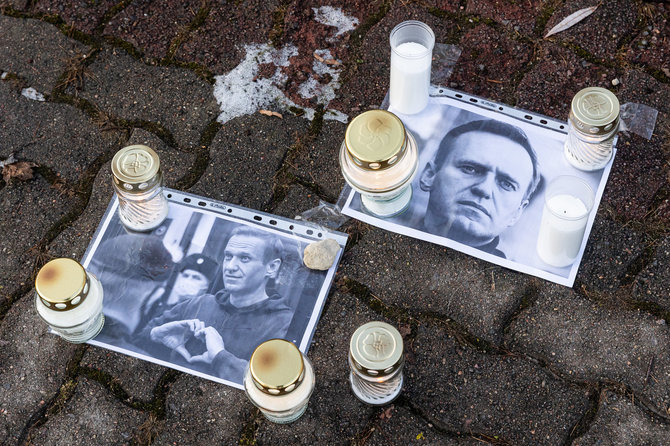 Pauliaus Peleckio / BNS nuotr./ A. Navalnui skirtos žvakės prie Rusijos ambasados