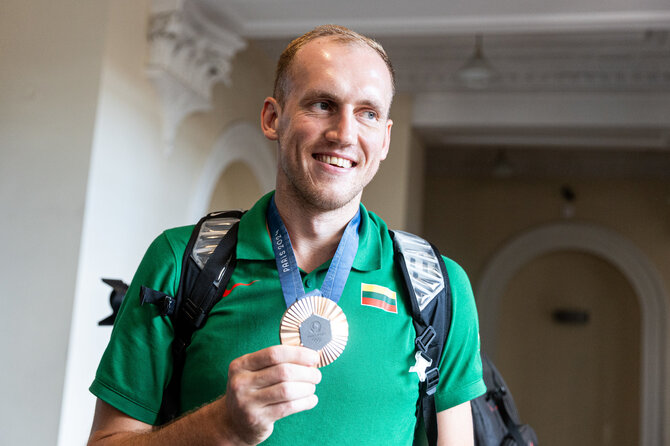 Pauliaus Peleckio / BNS nuotr./Aurelijus Pukelis iš Paryžiaus olimpiados parsivežė 3x3 krepšinio bronzą