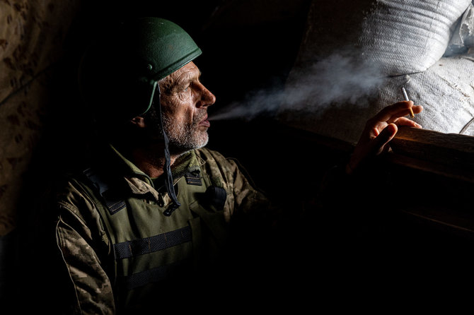 Pauliaus Peleckio / BNS nuotr./24-osios karaliaus Danylo brigados karys pozicijoje laukia, kol nuskris rusų paleistas žvalgybinis dronas. Toje vietoje rusų pozicijos buvo mažiau nei už kilometro. Niu Jorkas, Donecko skritis, Ukraina, 2023 m. gegužės 24 d. 