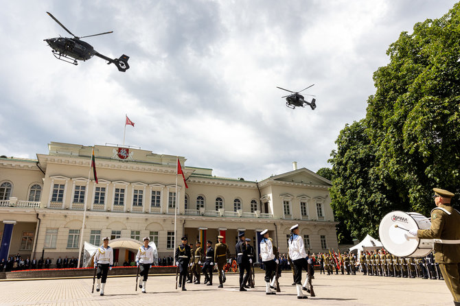 Pauliaus Peleckio / BNS nuotr./Iškilminga vėliavų pakėlimo ceremonija Valstybės dienos proga