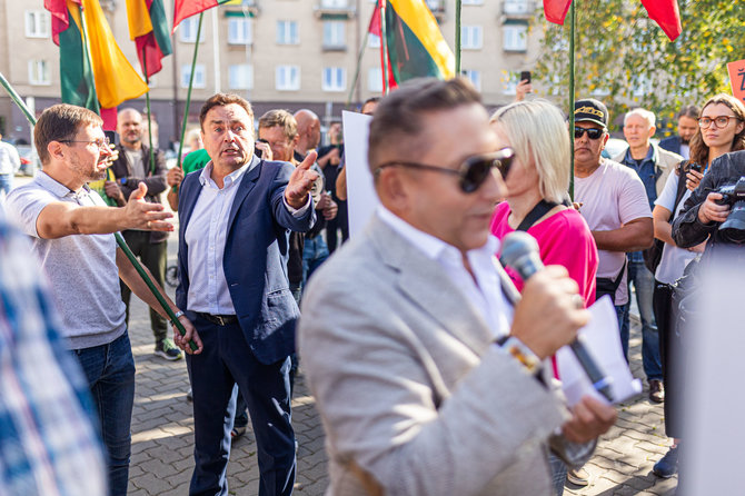 Skirmantas Lisauskas/ BNS nuotr./PLGBT bendruomenė suorganizavo protestą prieš LGBT turinio cenzūrą Lietuvoje. Proteste pasirodė Petras Gražulis ir Antanas Kandrotas-Celofanas. Vilnius. 2023 m. rugsėjo 28 d. 