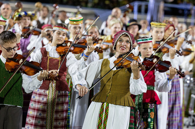 Pauliaus Peleckio / BNS nuotr./Dainų šventės ansamblių vakaras „Gyvybės medis“