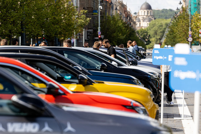 Pauliaus Peleckio / BNS nuotr./„eJudėjimo“ festivalyje esantys automobiliai