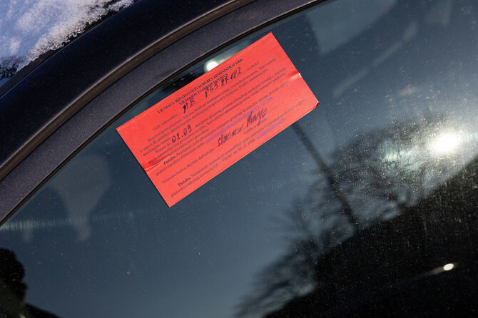 Pauliaus Peleckio / BNS nuotr./Apleisti automobiliai su lenkiškais valstybiniais numeriai stoties rajone
