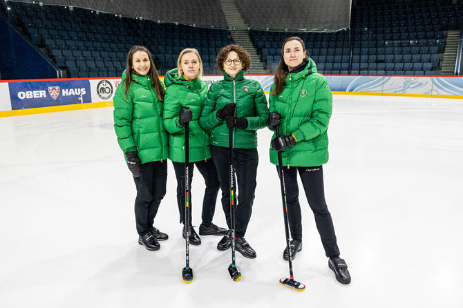 Pauliaus Peleckio / BNS nuotr./Lietuvos moterų kerlingo rinktinė. Justina Zaleckienė, Olga Dvojeglazova, Virginija Paulauskaitė, Rūta Blažienė.