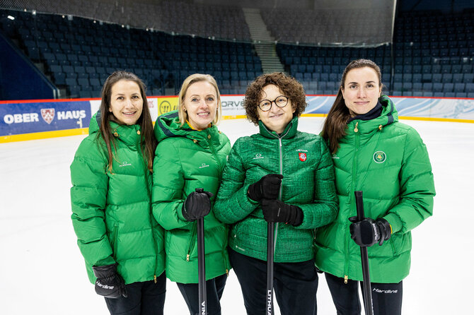 Pauliaus Peleckio / BNS nuotr./Lietuvos moterų kerlingo rinktinės treniruotė. Justina Zaleckienė, Olga Dvojeglazova, Virginija Paulauskaitė, Rūta Blažienė.