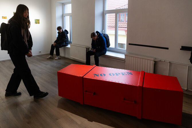 Gretos Skaraitienės / BNS nuotr./Galerijoj „Kairė-dešinė“ paroda „Ne savo noru“