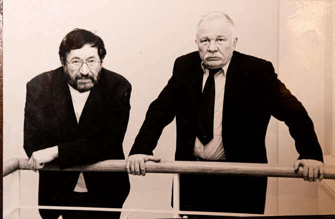 Nuotrauka iš asmeninio Uršulės Gedaitės archyvo/Sigitas Geda ir dailininkas Petras Repšys. Vilnius, 1999