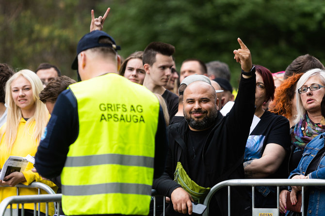 Gretos Skaraitienės / BNS nuotr./„Rammstein“ fanai renkasi į koncertą Vilniaus Vingio parke