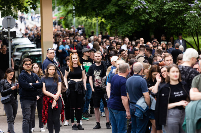 Gretos Skaraitienės / BNS nuotr./„Rammstein“ fanai renkasi į koncertą Vilniaus Vingio parke