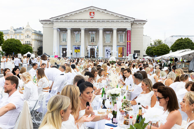 Gretos Skaraitienės / BNS nuotr./Vilniuje dešimtą kartą surengta „Le Diner en Blanc“ vakarienė