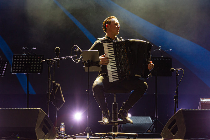 Gretos Skaraitienės / BNS nuotr./Martyno Levickio ir Mikroorkéstra koncertas festivalyje „Midsummer Vilnius“