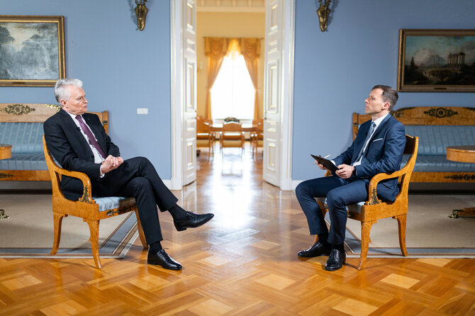 Skirmantas Lisauskas/ BNS nuotr./Gitanas Nausėda duoda interviu 15min vyriausiajam redaktoriui Vaidotui Beniušiui