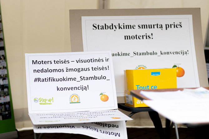 Skirmanto Lisausko /15min nuotr./Pilietinė gatvės akcija „Stabdykime smurtą prieš moteris! Ratifikuokime Stambulo konvenciją“