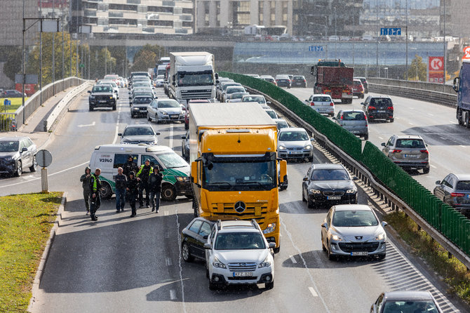 Skirmanto Lisausko / BNS nuotr./Įvykio vietoje: Geltonojo MB, „Audi“ ir „Subaru“ avarija.