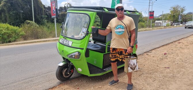 Justino Naviko asmeninio archyvo nuotr. / Elektrinio tuktuko su saulės baterija nuoma parai – 8 eurai