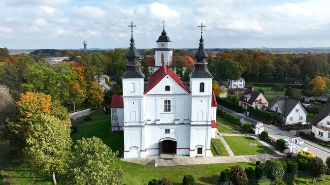 Varnių regioninio parko archyvo nuotr. / Varnių Šv. apaštalų Petro ir Pauliaus bažnyčia
