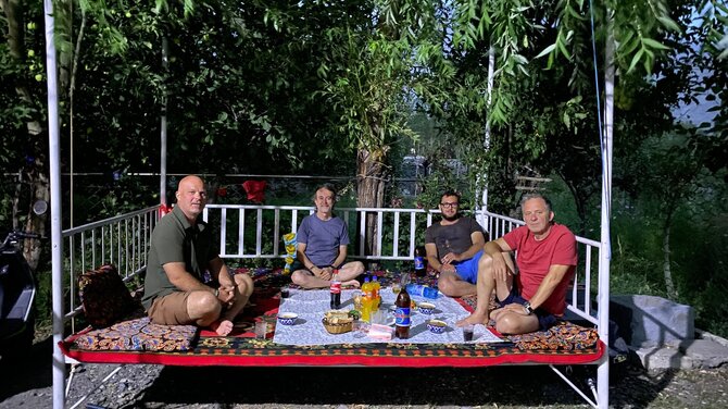 Asmeninio archyvo nuotr. / Su kolegomis ant tapčano