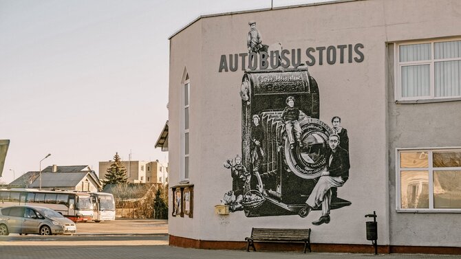 Pasvalio krašto muziejaus archyvo nuotr. / Gatvės meno piešinys „Vilhelmas Janiselis su šeima“