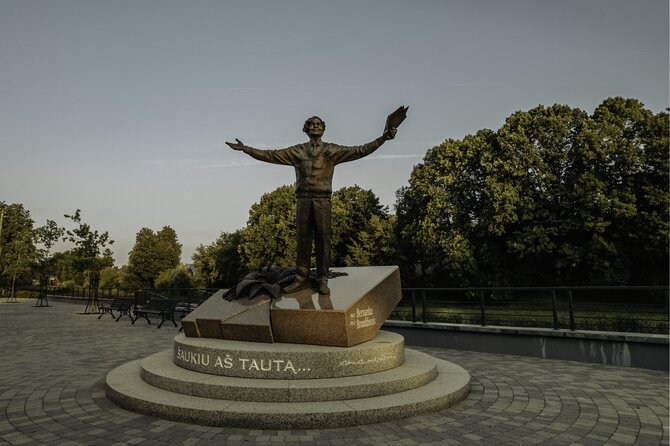 Pasvalio krašto muziejaus archyvo nuotr. / Paminklas Bernardui Brazdžioniui