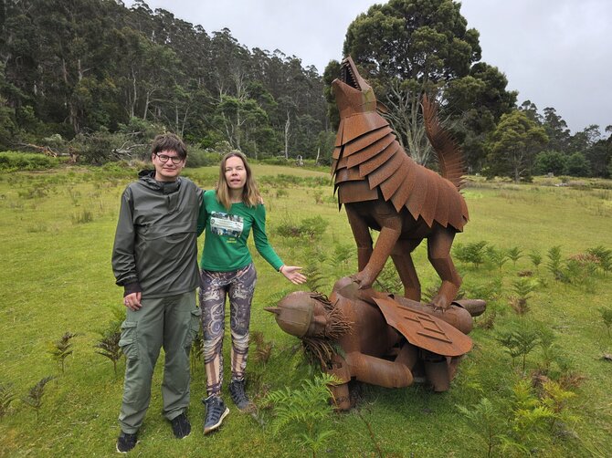 Asmeninio archyvo nuotr. / Aistė ir Augustinas Žemaičiai prie Geležinio vilko Tasmanijoje, Australijoje
