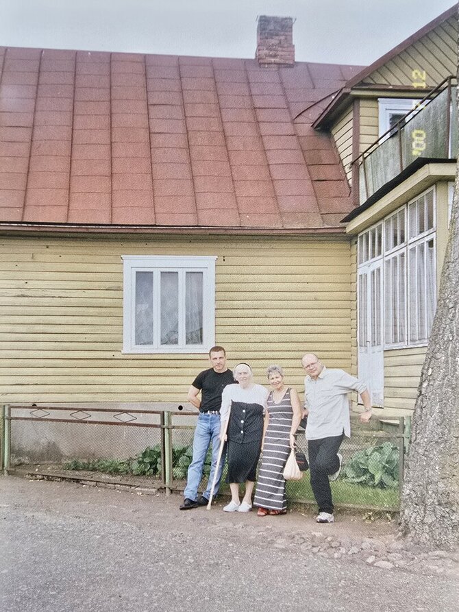 Asmeninio archyvo nuotr. / Arnoldas Lukošius bobutės verandoje su pusbroliu, bobute ir Nana