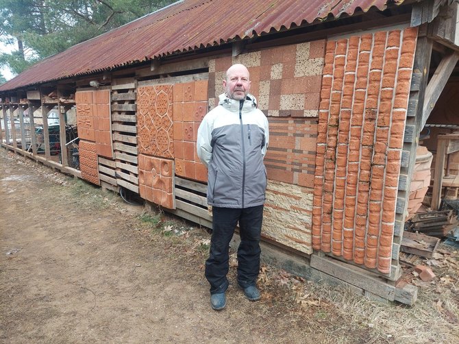 Tomo Juknevičiaus nuotr. / G.Knieža prie savo gamintų plytų