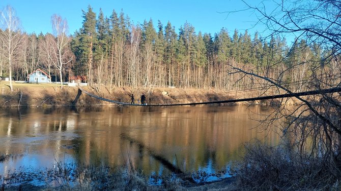S.Balčaitės nuotr. / Kabantis pėsčiųjų tiltas iš Buivydžių kaimo į Beregovkos viensėdį ir Buivydžių hidrografinį draustinį