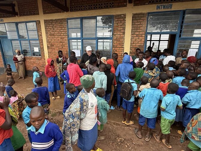 Asmeninio archyvo nuotr. / Su kalnų mokyklos vaikais, Ruanda