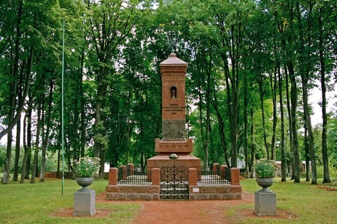 Molėtų TVIC archyvo nuotr. / Giedraičių centre stovi paminklas karžygiams, žuvusiems už Lietuvos laisvę 1920 m.