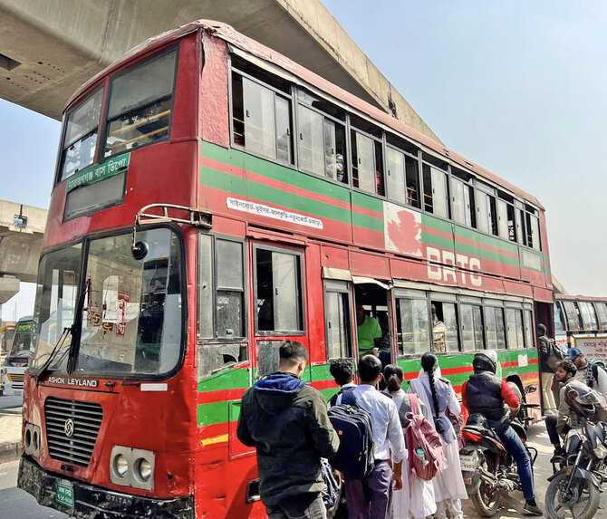 Viliaus Visocko nuotr. / Kur savo gyvenimą užbaigia senieji Londono dviaukščiai autobusai? Bangladešo sostinėje Dakoje