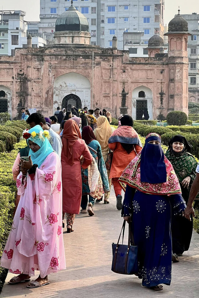 Viliaus Visocko nuotr. / Nors islamas yra visiškai dominuojanti šalies religija, tačiau, kaip ir Pakistane, Bangladešo moterys nesilaiko konservatyvių islamo normų