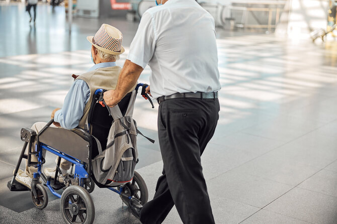 Shutterstock nuotr. / Senjorui oro uoste gelbsti asistentas
