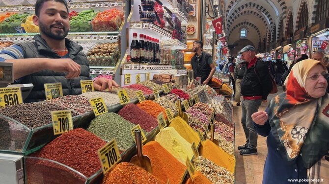 „Po kelionės“ nuotr. / Atrodo, pavyko turguje užfiksuoti tikra vietinę pirkėją. Tokie(-ios) čia yra retenybė