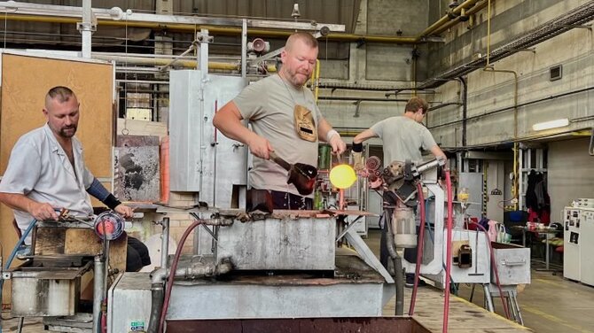 „Po kelionės“ nuotr. / Vaizdas stiklo fabrike – tarsi performansas