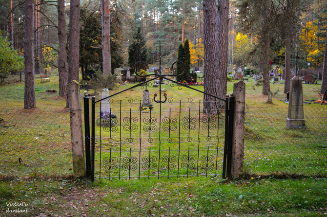 „Vieškeliu dundant“ (Ados Alejūnaitės) nuotr. / Dubininko kaimo kapinaitės (Varėnos r.)