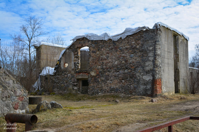 „Vieškeliu dundant“ nuotr. / Buvęs Kairiškių dvaro sodybos pastatas (Akmenės r.)