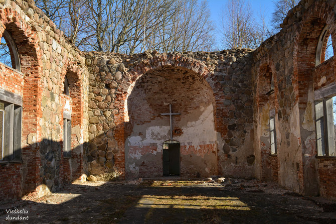 „Vieškeliu dundant“ nuotr. / Rubos evangelikų liuteronų bažnyčia (Latvija)