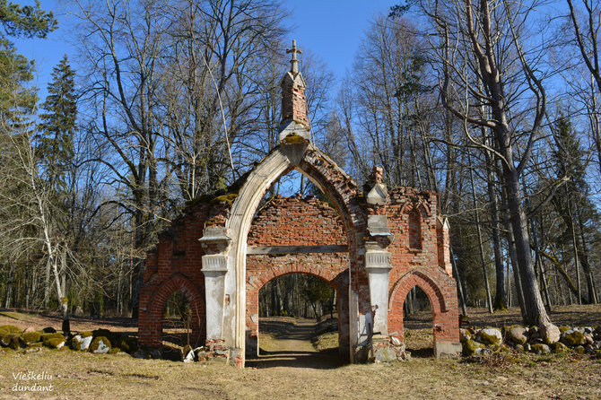 „Vieškeliu dundant“ nuotr. / Rubos kapinių vartai (Latvija)
