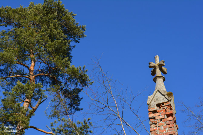 „Vieškeliu dundant“ nuotr. / Rubos kapinių vartai (Latvija)