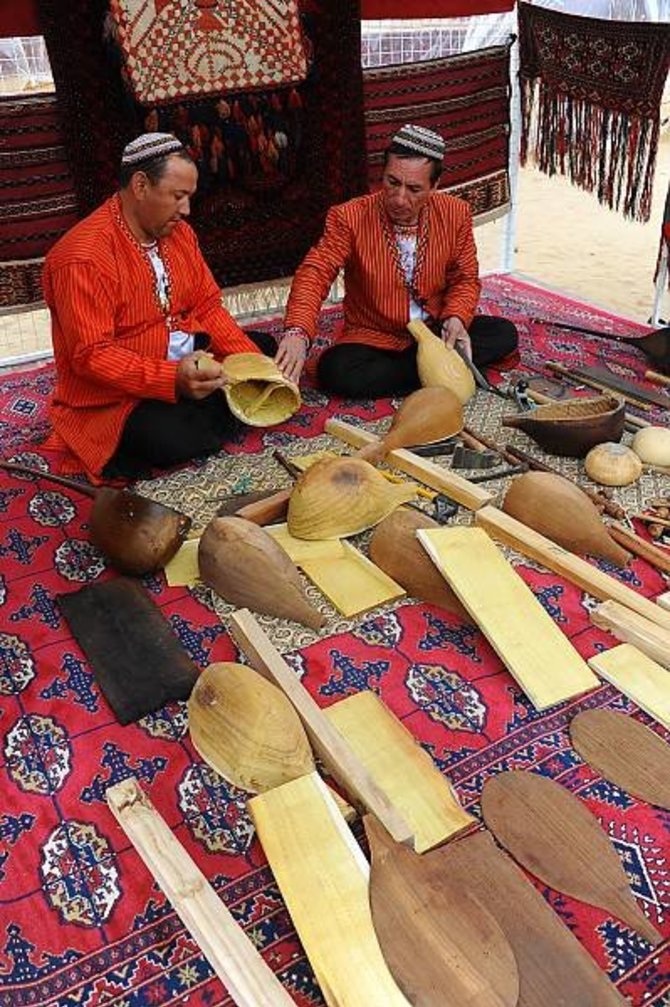 Turkmėnijos Nacionalinės UNESCO komisijos sekretoriato (Secretariat of the Turkmenistan National Commission for UNESCO) nuotr. / Dutar instrumento gamyba, muzika ir dainos, Turkmėnija