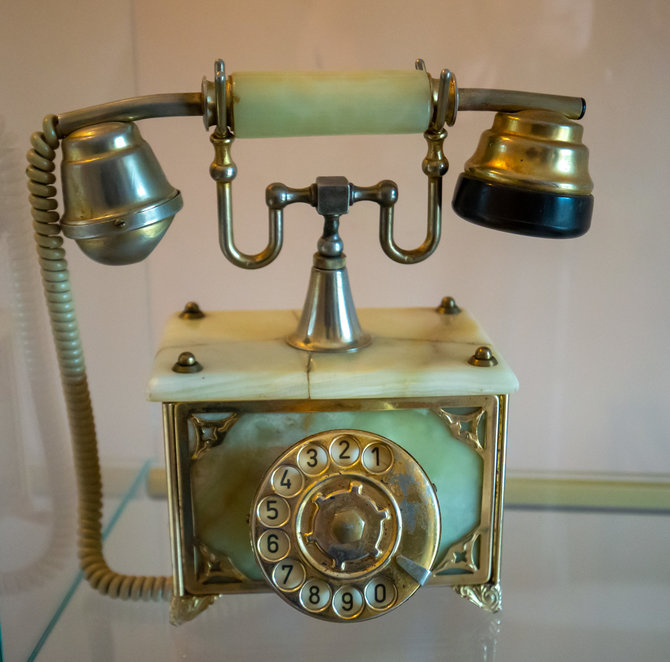 Ramūno Guigos nuotr. / Muziejuje eksponuojamas Tiškevičių telefonas. Vienas aparatas buvo rūmuose, kitas arklidėse pas arklininką, trečias – pas važnyčiotoją 
