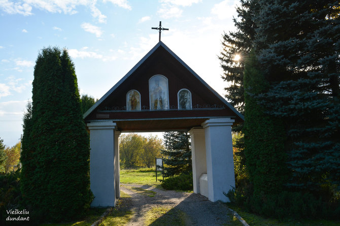 „Vieškeliu dundant“ nuotr. / Darsūniškio Šv. Kazimiero vartai (Kaišiadorių r.)