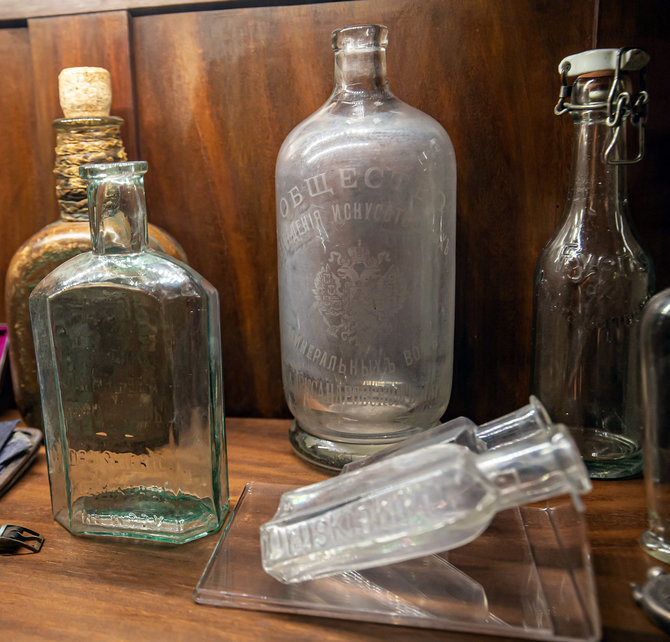 Ramūno Guigos nuotr. / Muziejaus radiniai – buteliai mineraliniam vandeniui